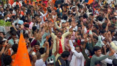 रत्नेश्वर धाम में शिवलिंग का जलाभिषेक करते विधायक दिनेश राय मुनमुन