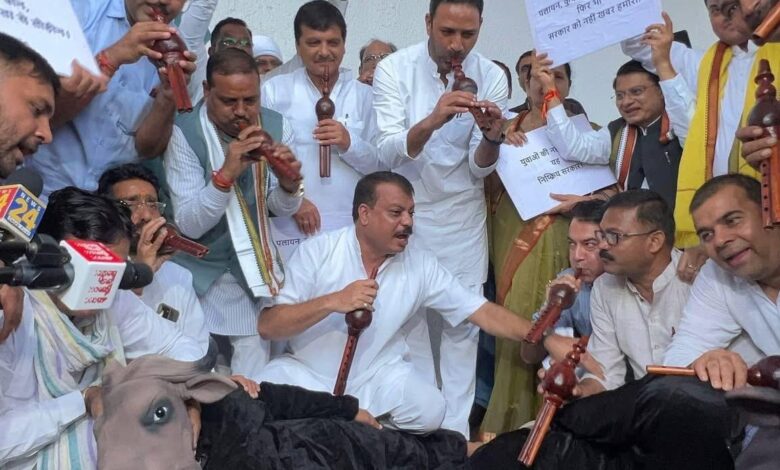 ठा. रजनीश हरवंश सिंह ने विपक्ष के नेता उमंग सिंघार और कांग्रेस विधायकों के साथ मिलकर राज्य की भाजपा सरकार की निष्क्रियता के खिलाफ "भैंस" के साथ प्रतीकात्मक प्रदर्शन किया।
