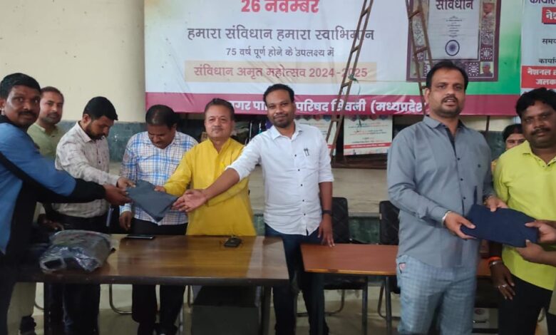 यह वितरण कार्यक्रम नगर पालिका अध्यक्ष ज्ञानचंद सनोडिया, सीएमओ विशाल सिंह मस्कोले और कई पार्षदों की उपस्थिति में संपन्न हुआ।