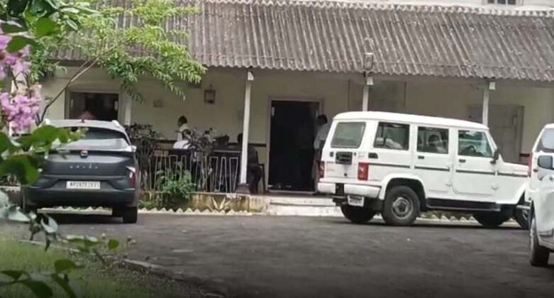 रिश्वतखोर उपयंत्री और रोजगार सहायक रंगे हाथ गिरफ्तार