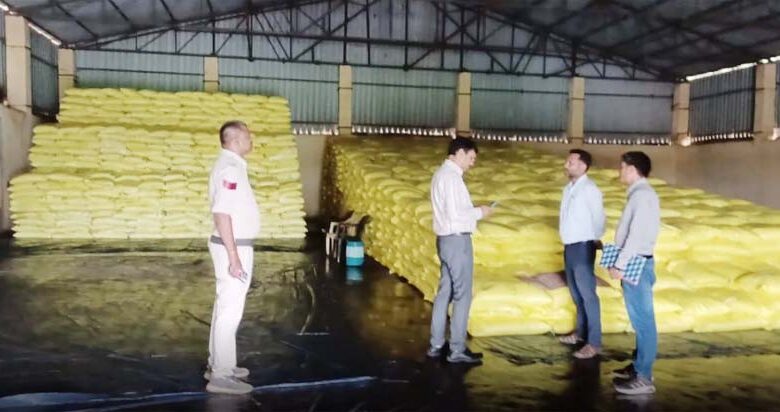 एसडीएम प्रभात मिश्रा बिछुआ यूरिया गोदाम का निरीक्षण करते हुए"