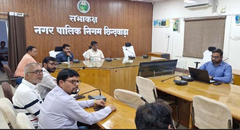 प्रधानमंत्री आवास में राशि लेने के बाद हितग्राहियों ने नहीं बनाए आवास निगमायुक्त ने दिए वसूली के निर्देश,निगम सभाकक्ष में ली समीक्षा बैठक