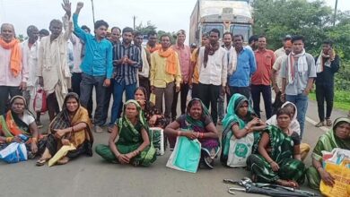 प्रशासनिक अधिकारियों ने पहुंचकर किसानों को समझाया