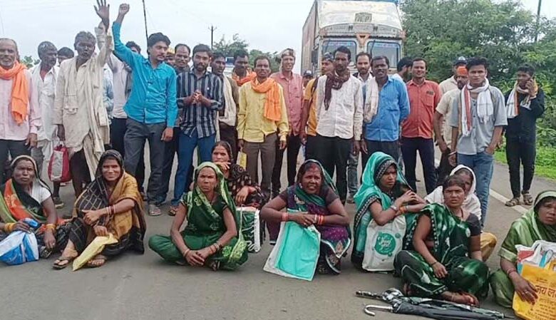 प्रशासनिक अधिकारियों ने पहुंचकर किसानों को समझाया