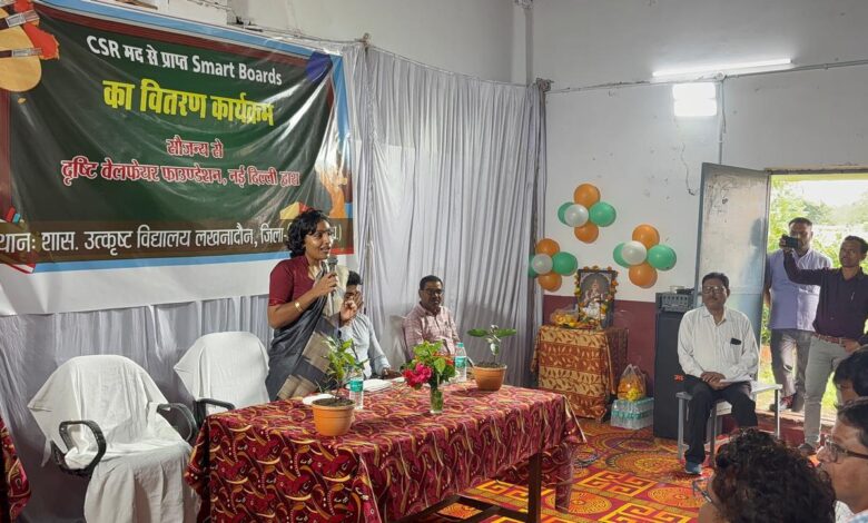 दृष्टि वेलफेयर फाउंडेशन नई दिल्ली द्वारा सीआरसी मद से प्राप्त स्मार्ट बोर्ड का वितरण कार्यक्रम समारोह पूर्वक संपन्न हुआ