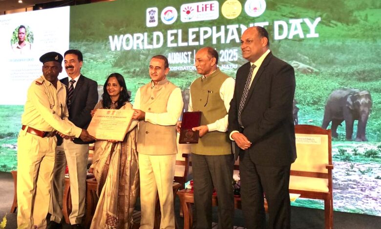 “कोयंबटूर में गज गौरव अवार्ड प्राप्त करते हुए पेंच टाइगर रिजर्व, सिवनी के महावत केशू वाल्के और सहादन लकड़ा”