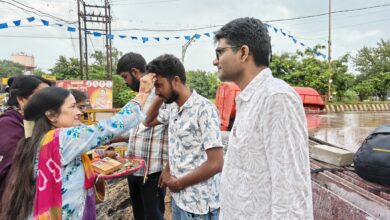 रक्षाबंधन पर सिवनी में श्रमवीरों को राखी बांधती मातृ शक्ति संगठन की बहनें