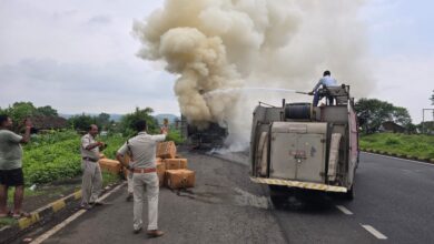 NH-44 पर गोराबीबी के पास खड़े कंटेनर में भीषण आग, लखनादौन फायर ब्रिगेड की टीम आग बुझाते हुए।