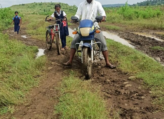 कीचड़ में स्कूल जाते सिवनी के पटपुरा मोहल्ले के बच्चे