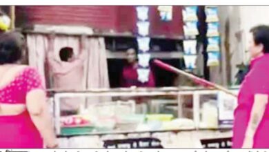 गुलाबी गैंग द्वारा सिवनी बस स्टैंड और फव्वारा चौक पर अवैध अहातों में तोड़फोड़ और विरोध प्रदर्शन