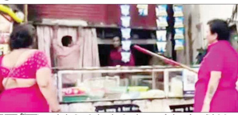 गुलाबी गैंग द्वारा सिवनी बस स्टैंड और फव्वारा चौक पर अवैध अहातों में तोड़फोड़ और विरोध प्रदर्शन