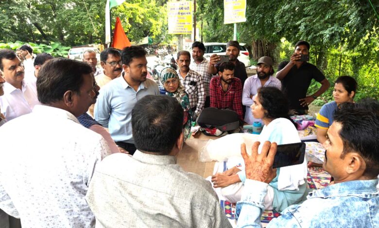 मंडला में पशु प्रेमियों द्वारा धरना प्रदर्शन करते हुए पोस्टर और ज्ञापन की तस्वीर।