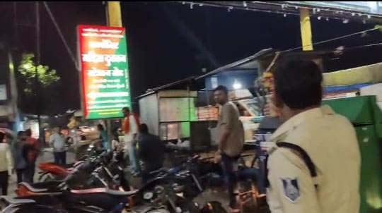 शराब दुकानों पर छापेमारी करते आबकारी अधिकारी"