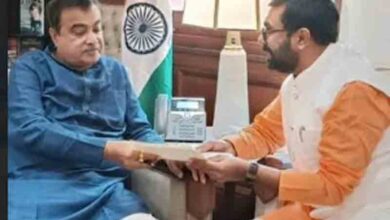जबलपुर में केंद्रीय मंत्री नितिन गडकरी घोषणा करते हुए