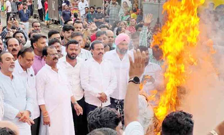 छिंदवाड़ा में भाजपा कार्यकर्ताओं द्वारा राहुल गांधी, कमलनाथ और जीतू पटवारी का पुतला दहन