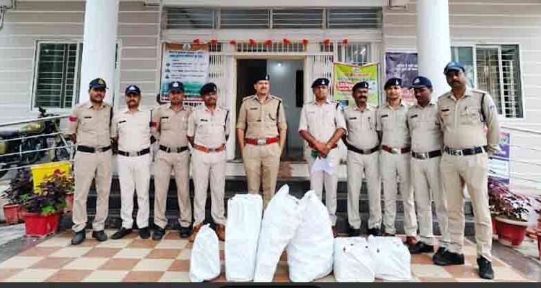 परासिया पुलिस टीम द्वारा जब्त की गई अंग्रेज़ी शराब।