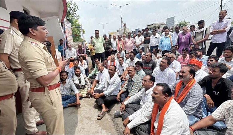 सौसर में AVJ कंपनी हादसे पर पुलिस चौकी रेमंड का घेराव करते भाजपा कार्यकर्ता।