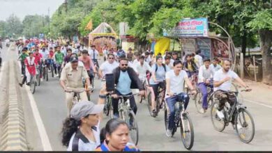 एफ.डी.डी.आई. छिंदवाड़ा से पुलिस ग्राउंड तक निकाली गई साइकिल रैली में शामिल कलेक्टर शीलेंद्र सिंह और विद्यार्थी।