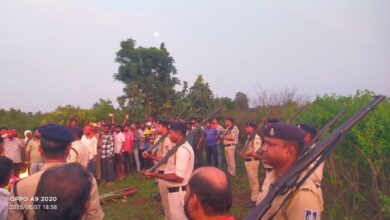 सतेंद्र यादव की अंतिम यात्रा में गार्ड ऑफ ऑनर देते प्रशासनिक अधिकारी