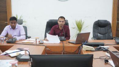 सिवनी कलेक्ट्रेट सभाकक्ष में सीईओ जिला पंचायत नवजीवन पवार समय-सीमा बैठक में अधिकारियों को निर्देश देते हुए