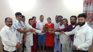 धारना ग्राम की बेटी आरजू भगत को MBBS चयन पर बधाई देते जनप्रतिनिधि"