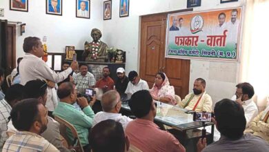 "सिवनी में कांग्रेस महासचिव अनुभा मुंजारे प्रेसवार्ता करते हुए, कैलाश विजयवर्गीय के विवादित बयान की निंदा"