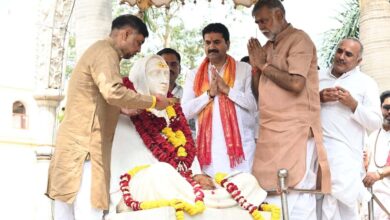 राजवाड़ा इंदौर में देवी अहिल्या बाई की प्रतिमा का जलाभिषेक करते मंत्री प्रहलाद पटेल