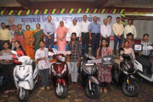 मुख्यमंत्री नि:शुल्क स्कूटी वितरण योजना से खुश सिवनी जिले के छात्र-छात्राएँ