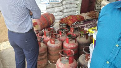 कुरई में अवैध गैस सिलेंडर जप्त, विधिक कार्यवाही प्रारंभ की है।