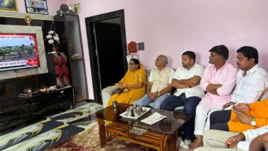 सिवनी जिले में मन की बात कार्यक्रम सुनते भाजपा कार्यकर्ता