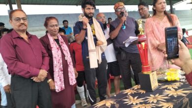 आईपीएल खिलाड़ी अरशद खान का सिवनी में हॉकी मैच के दौरान हाकी संभागीय ज्वॉइंट सेकेंडरी द्वारा सम्मान
