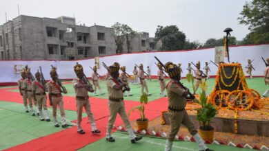 सिवनी शहीद स्मारक स्थल पर पुलिस स्मृति दिवस कार्यक्रम में श्रद्धांजलि अर्पित करते हुए