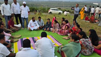 “सिवनी भैरोबाबा मंदिर में कांग्रेस कार्यकर्ता टिफिन पार्टी में भोजन करते हुए”