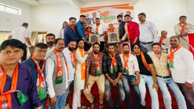 सिवनी जिला भाजपा कार्यालय में महर्षि वाल्मीकि जयंती के अवसर पर आयोजित परिचय एवं सम्मान समारोह में विधायक दिनेश राय मुनमुन और मीना बिसेन नव नियुक्त पदाधिकारियों को शुभकामनाएँ देते हुए।