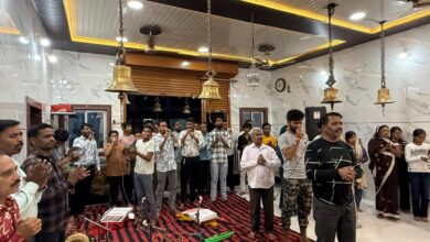 हनुमान चालीसा पाठ के दौरान उपस्थित श्रद्धालु