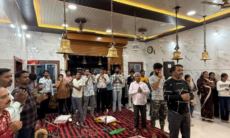 हनुमान चालीसा पाठ के दौरान उपस्थित श्रद्धालु