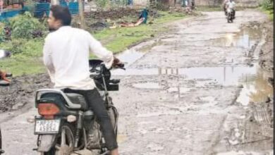 "घंसौर में रेलवे ब्रिज से मुख्य बाजार तक बन रही नई कांक्रीट सड़क, जर्जर मार्ग पर शुरू हुआ निर्माण कार्य"