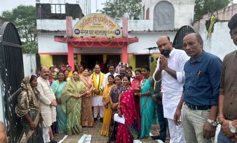 मंडला में महिला कांग्रेस संगठन सृजन कार्यक्रम में उपस्थित महिला नेता और कांग्रेस पदाधिकारी