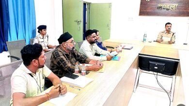 "पुलिस अधीक्षक रजत सकलेचा द्वारा मंडला जिले में मैगजीन लाइसेंस धारकों की बैठक में दिशा-निर्देश देते हुए"