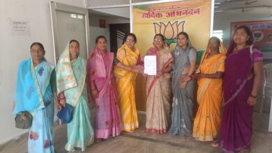 “सिवनी में मीना बिसेन को खरीफ उपज उपार्जन के लिए आवेदन सौंपती महिला स्व सहायता समूह की सदस्याएँ”