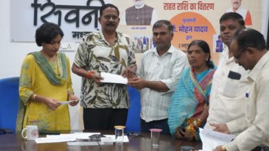 "सिवनी जिले के किसान राहत राशि प्राप्त करते हुए"