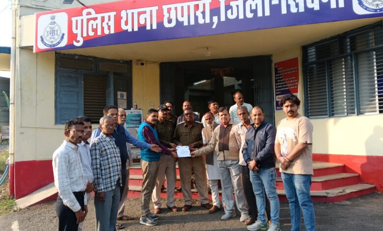 छपारा पुलिस थाना में ज्ञापन सौंपते ब्राह्मण समाज के प्रतिनिधि, आईएएस संतोष वर्मा के विवादित बयान के विरोध में प्रदर्शन