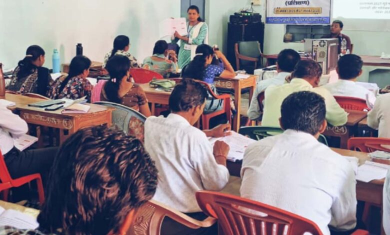 “जनगणना 2027 के लिए सिवनी जिले के कुरई में आयोजित तीन दिवसीय डिजिटल प्रशिक्षण सत्र में सहभागी प्रगणक और अधिकारी