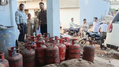 ग्राम गोपालगंज सिवनी में राजस्व और खाद्य विभाग की संयुक्त कार्रवाई के दौरान जब्त किए गए 23 गैस सिलेंडर"