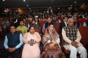 हम और यह विश्व पुस्तक विमोचन समारोह, डॉ. मनमोहन वैद्य, पूर्व उपराष्ट्रपति जगदीप धनखड़ और गणमान्य व्यक्तियों की उपस्थिति, भोपाल रवींद्र भवन।