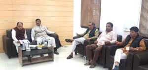 “सिवनी रेलवे स्टेशन परामर्शदाता समिति के प्रतिनिधि मंडल द्वारा दक्षिण पूर्व मध्य रेलवे, नागपुर मंडल के डीआरएम से मुलाकात कर यात्री सुविधाओं के विस्तार, ट्रेन संख्या 58830 को नैनपुर तक बढ़ाने, भोमा–पलारी–केवलारी में स्टॉपेज देने, प्लेटफॉर्म विकास, सफाई, CCTV, GRP चौकी, पार्किंग सुधार और अन्य रेलवे सुविधाओं की मांग पर चर्चा की गई।