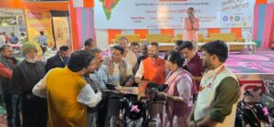 बालाघाट स्वदेशी मेले में एकल नृत्य और भजन संध्या प्रस्तुति के दौरान दर्शकों की भीड़ और मंच पर कलाकारों की भावपूर्ण प्रस्तुति।