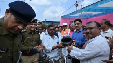 थाना कुरई में आयोजित सड़क सुरक्षा जागरूकता एवं हेलमेट वितरण कार्यक्रम — सिवनी पुलिस अधीक्षक सुनील मेहता की उपस्थिति में