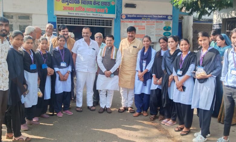 विधायक रजनीश हरवंश सिंह छपारा स्वास्थ्य केंद्र में मरीजों को फल वितरित करते हुए