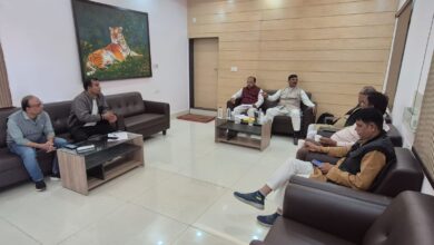 “सिवनी रेलवे स्टेशन परामर्शदाता समिति के प्रतिनिधि मंडल द्वारा दक्षिण पूर्व मध्य रेलवे, नागपुर मंडल के डीआरएम से मुलाकात कर यात्री सुविधाओं के विस्तार, ट्रेन संख्या 58830 को नैनपुर तक बढ़ाने, भोमा–पलारी–केवलारी में स्टॉपेज देने, प्लेटफॉर्म विकास, सफाई, CCTV, GRP चौकी, पार्किंग सुधार और अन्य रेलवे सुविधाओं की मांग पर चर्चा की गई।